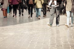走通过街道人群 行人交叉路街道人群在城市,走在街道的人们 大城市生活 库存图片 走通过街道人群 行人交叉路街道人群在城市,走在街道的人们 大城市生活 库存图片