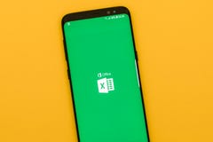 跑在现代智能手机的微软办公软件Excel应用 免版税库存照片 跑在现代智能手机的微软办公软件Excel应用 免版税库存照片