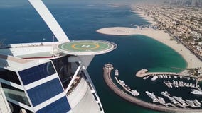 迪拜,阿拉伯联合酋长国- 2018年5月25日:Burj Al阿拉伯豪华旅馆鸟瞰图波斯湾海岸的在一个清楚的晴天 免版税图库摄影 迪拜,阿拉伯联合酋长国- 2018年5月25日:Burj Al阿拉伯豪华旅馆鸟瞰图波斯湾海岸的在一个清楚的晴天 免版税图库摄影