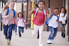 追捕在他们的幼儿学校大厦之外的一个走道的一个小组微笑的不同种族的学校孩子教训,关闭 图库摄影 追捕在他们的幼儿学校大厦之外的一个走道的一个小组微笑的不同种族的学校孩子教训,关闭 图库摄影
