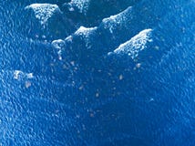 透明的海水纹理的鸟瞰图 从自然蓝色背景上的看法 绿松石波纹在tr的水反射 免版税库存照片 透明的海水纹理的鸟瞰图 从自然蓝色背景上的看法 绿松石波纹在tr的水反射 免版税库存照片