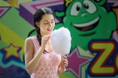 逗人喜爱的白种人女孩在游乐园吃桃红色棉花糖 愉快的可爱的少妇画象用棉花糖 免版税库存照片 逗人喜爱的白种人女孩在游乐园吃桃红色棉花糖 愉快的可爱的少妇画象用棉花糖 免版税库存照片