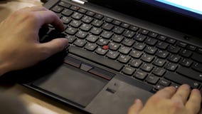 键入的男性现有量特写镜头 关闭男性手感人的键盘被弄脏的看法 男性手特写镜头 免版税库存照片 键入的男性现有量特写镜头 关闭男性手感人的键盘被弄脏的看法 男性手特写镜头 免版税库存照片