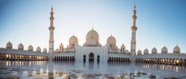 阿布扎比,阿拉伯联合酋长国, 2018年1月04日,扎耶德Grand Mosque回教族长在阿布扎比 免版税库存照片 阿布扎比,阿拉伯联合酋长国, 2018年1月04日,扎耶德Grand Mosque回教族长在阿布扎比 免版税库存照片