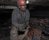 顿涅茨克,乌克兰- 2013年8月, 16日:矿工修理煤矿业的c 库存照片 顿涅茨克,乌克兰- 2013年8月, 16日:矿工修理煤矿业的c 库存照片