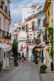 马尔韦利亚, ANDALUCIA/SPAIN - 7月6日:在马尔韦利亚Sp的街道场面 免版税库存照片 马尔韦利亚, ANDALUCIA/SPAIN - 7月6日:在马尔韦利亚Sp的街道场面 免版税库存照片