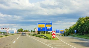 高速公路在高速公路A8, B27 Tuebingen罗伊特林根/菲尔德施塔特Leinfelden-Echterdingen的路标 库存照片 高速公路在高速公路A8, B27 Tuebingen罗伊特林根/菲尔德施塔特Leinfelden-Echterdingen的路标 库存照片