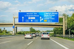 高速公路在高速公路A8,斯图加特/慕尼黑/乌尔姆的路标 免版税库存照片 高速公路在高速公路A8,斯图加特/慕尼黑/乌尔姆的路标 免版税库存照片