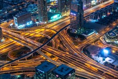 高速公路路互换的鸟瞰图在迪拜在晚上,阿拉伯联合酋长国 免版税库存图片 高速公路路互换的鸟瞰图在迪拜在晚上,阿拉伯联合酋长国 免版税库存图片