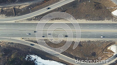κυκλικός κόμβος με κινούμενα αυτοκίνητα στραμμένα προς τα πάνω. απόθεμα  βίντεο - Βίντεο από expressway, cityscape: 218627339