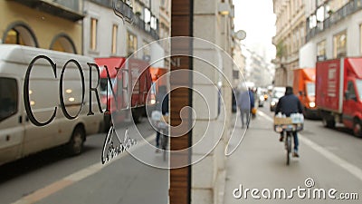 ΜΙΛΑΝΟ, ΙΤΑΛΙΑ - 22 Φεβρουαρίου 2017: Πεζός σε Monte Napoleone, περίπατος του Μιλάνου που ...