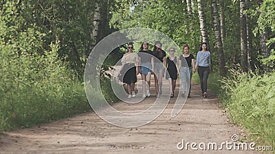 Выпускницы гуляют по парку
