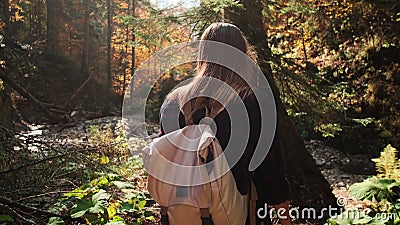 Эротичная девица исследует лес (фото похода)