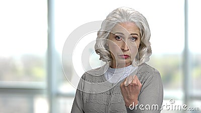 精神崩溃在办公室 女实业家对谈的同事是疲乏并且表达消极股票视频 视频包括有合作者 女实业家 精神崩溃在办公室 女实业家对谈的同事是疲乏并且表达消极股票视频 视频包括有合作者 女实业家