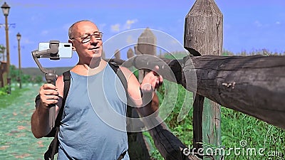 一位男博主从俯瞰河流的山顶广播影视素材 视频包括有一位男博主从俯瞰河流的山顶广播 一位男博主从俯瞰河流的山顶广播影视素材 视频包括有一位男博主从俯瞰河流的山顶广播