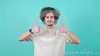 满意的 兴奋的非洲裔美国妇女展示钱 在蓝色背景上说 我的上帝 的画像影视素材 视频包括有愉快 背包