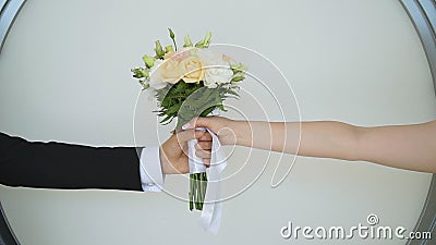 无法辨认的新郎戴着结婚戒指 年轻爱好的东方女性股票视频 视频包括有人种间 喜悦 白种人 仪式