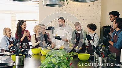 一群男女女在厨房里拍手给厨师股票视频 视频包括有一群男女女在厨房里拍手给厨师 一群男女女在厨房里拍手给厨师股票视频 视频包括有一群男女女在厨房里拍手给厨师