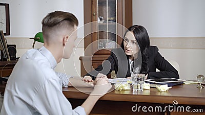 友善的心理学家帮助家人离婚股票视频 视频包括有变元 沮丧 成人 战斗 心理学家 户内 友善的心理学家帮助家人离婚股票视频 视频包括有变元 沮丧 成人 战斗 心理学家 户内