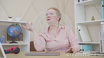 中年白人女性思维和手势 年老的女士想回忆一些 概念影视素材 视频包括有忧虑 顶极 中年白人女性思维和手势 年老的女士想回忆一些 概念影视素材 视频包括有忧虑 顶极