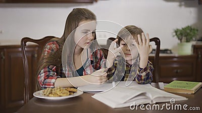 做家庭作业的姐姐和弟弟在家一起坐在桌上不成功小男孩股票视频 视频包括有 做家庭作业的姐姐和弟弟在家一起坐在桌上不成功小男孩股票视频 视频包括有