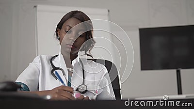 在剪贴板的女性护士文字在医院4k 影视素材 视频包括有定义 成熟 医院 医学 户内 同事