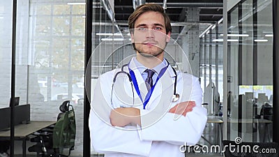 灰色背景中留家旗防护服上的医生画像影视素材 视频包括有查找 工作室 医生 人工呼吸机 衣裳 灰色背景中留家旗防护服上的医生画像影视素材 视频包括有查找 工作室 医生 人工呼吸机 衣裳