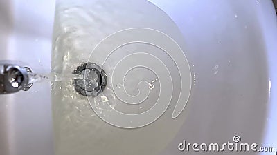 卫生间水槽中自来水的污染水影视素材 视频包括有水滴 卑鄙 管道 流失 污染 唱歌 铁锈 卫生间水槽中自来水的污染水影视素材 视频包括有水滴 卑鄙 管道 流失 污染 唱歌 铁锈