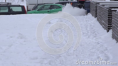 有吹雪机干净的雪的工作者从在多雪的街道上的小径在冬天4k 影视素材 视频包括有 有吹雪机干净的雪的工作者从在多雪的街道上的小径在冬天4k 影视素材 视频包括有