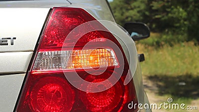 车头灯在右侧闪烁股票视频 视频包括有玻璃 设计 关闭 经纪 指示 森林 防撞器 敷金属纸条