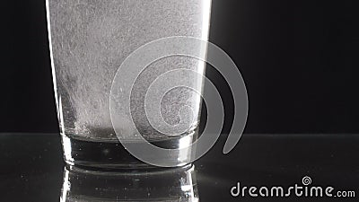 白色泡腾片掉进水杯里药丸溶于水中的气泡 染成水黄色 水沸腾股票视频 视频包括有 白色泡腾片掉进水杯里药丸溶于水中的气泡 染成水黄色 水沸腾股票视频 视频包括有