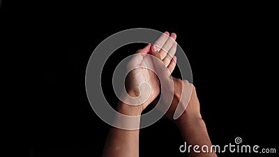 在黑色背景下 人手举起来 展示双手英语手语或bsl字母l 要交流影视素材 视频包括有生活 现有量 在黑色背景下 人手举起来 展示双手英语手语或bsl字母l 要交流影视素材 视频包括有生活 现有量