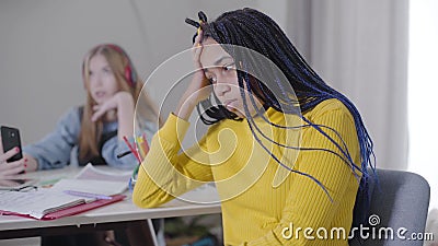 白色背景令人恼怒的非洲女性叹息 惹恼的漂亮女孩厌倦了这种情况影视素材 视频包括有