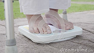 女性左腿站立 体重计54公斤股票视频 视频包括有突出 女性 步行者 医学 衡量标准 评定 女性左腿站立 体重计54公斤股票视频 视频包括有突出 女性 步行者 医学 衡量标准 评定