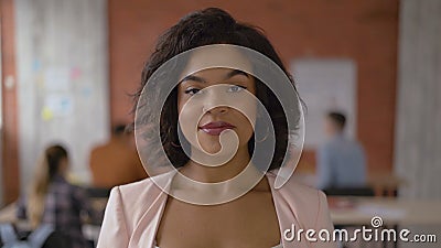 微笑可爱的亚洲女人问好 挥手突显在蓝色背景4k 股票视频 视频包括有女性 可爱 相当 夫人 微笑可爱的亚洲女人问好 挥手突显在蓝色背景4k 股票视频 视频包括有女性 可爱 相当 夫人