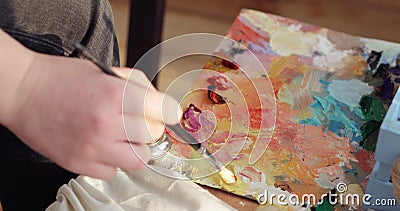 女画画用画布上的画笔 手贴画抽象画股票视频 视频包括有女孩 杰作 五颜六色 女性 图象 女画画用画布上的画笔 手贴画抽象画股票视频 视频包括有女孩 杰作 五颜六色 女性 图象