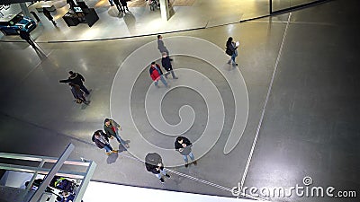 在弗雷泽家商店走来走去的两名保安股票视频. 视频包括有界面, 方式, 弗 