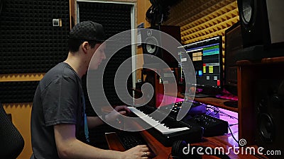 音乐家歌曲作者在录音室演奏钢琴中音键sound Engineer Working At Home Vocal Studio With Monito 影视素材 视频包括有压缩机 设备 音乐家歌曲作者在录音室演奏钢琴中音键sound Engineer Working At Home Vocal Studio With Monito 影视素材 视频包括有压缩机 设备