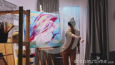 工作室中的未来派画家股票视频 视频包括有颜色 耳机 玻璃 现代 事实 被增添的 发展