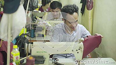 带缝纫机的男裁缝金边 柬埔寨 亚洲股票视频 视频包括有工厂 工艺 行业 生产 现有量 带缝纫机的男裁缝金边 柬埔寨 亚洲股票视频 视频包括有工厂 工艺 行业 生产 现有量