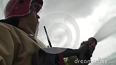 带软管的消防员影视素材 视频包括有带软管的消防员