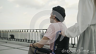 背着男性伴侣的无形男子白人同性恋情侣的画像股票视频 视频包括有同性恋 关系 无忧无虑 傻瓜