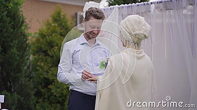 爱戴白人丈夫安抚家中悲伤的哭妻 谈起心烦意乱的帅哥影视素材 视频包括有长沙发 支持 家庭 爱戴白人丈夫安抚家中悲伤的哭妻 谈起心烦意乱的帅哥影视素材 视频包括有长沙发 支持 家庭