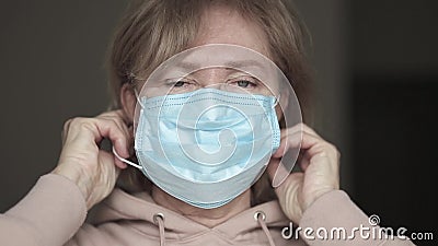白人女性和黑人男性在现代办公室上英语课 并与女教师交谈影视素材 视频包括有种族 工作
