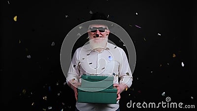 手拿礼盒的白化病男前摔下彩纸屑影视素材 视频包括有手拿礼盒的白化病男前摔下彩纸屑 手拿礼盒的白化病男前摔下彩纸屑影视素材 视频包括有手拿礼盒的白化病男前摔下彩纸屑