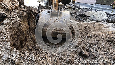 从漏水中修理管道一个修厨房水龙头的男人的手影视素材 视频包括有一个修厨房水龙头的男人的手 从漏水中修理管道 从漏水中修理管道一个修厨房水龙头的男人的手影视素材 视频包括有一个修厨房水龙头的男人的手 从漏水中修理管道
