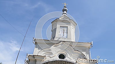 教会金黄圆屋顶 十字架白色墙壁在背景的蓝天影视素材 视频包括有