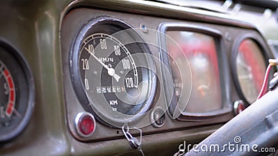 旧卡车仪表板 速度表和其他指示器陈年军车影视素材 视频包括有控制板 级别 收集器 农夫