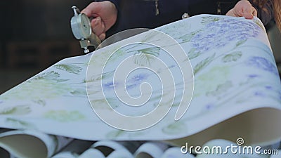某厂壁纸质量控制 厂壁纸厚度检测 质量控制影视素材 视频包括有抽象 进程 商业 技术 里面 某厂壁纸质量控制 厂壁纸厚度检测 质量控制影视素材 视频包括有抽象 进程 商业 技术 里面