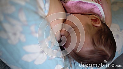 母乳喂养新生儿股票视频 视频包括有母乳喂养新生儿